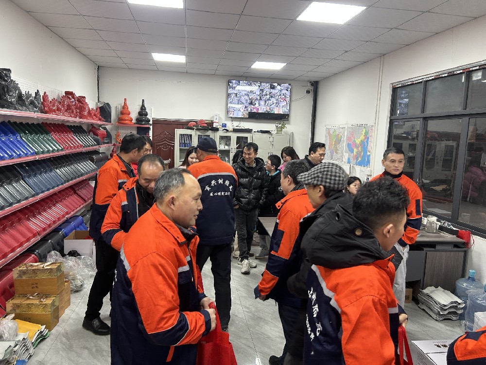 派發紅包和年貨,慰問員工